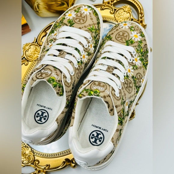 🆕 TORY BURCH 🧿 NWOT Howell Court T Monogram Floral-Embroidered Sneakers - Picture 4 of 16